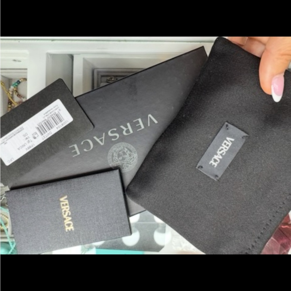 Versace Pink and Gold Medusa Key
& Card Holder - Picture 6 of 10